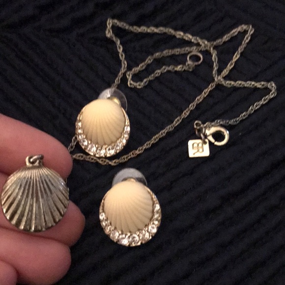 Banana Republic gold shell necklace and earrings - Picture 4 of 5